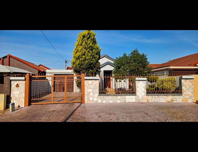 2 BEDROOM HOUSE FOR SALE IN MABOPANE UNIT M